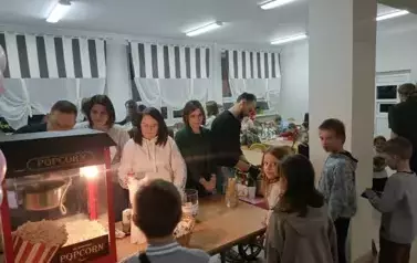 Uczniowie czekają na popcorn