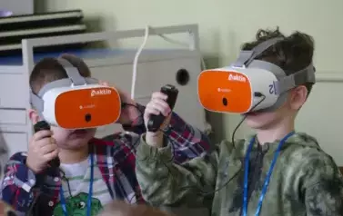 Przedszkolaki w okularach VR