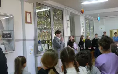 Dyrektor szkoły wita gości z przedszkola