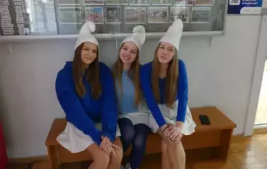 Dziewczyny w strojach smerf&oacute;w