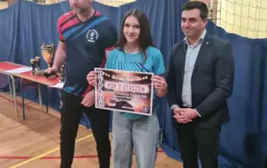 Kapitan drużyny odbiera dyplom