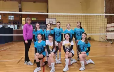 Drużyna ze staszowskiej dw&oacute;jki z nauczycielem