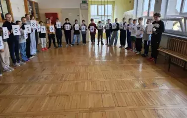 Uczniowie prezentują żywy łańcuch rozwinięcia dziesiętnego liczby Pi