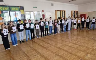 Uczniowie prezentują żywy łańcuch rozwinięcia dziesiętnego liczby Pi