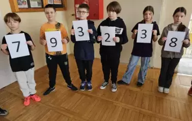 Uczniowie prezentują żywy łańcuch rozwinięcia dziesiętnego liczby Pi