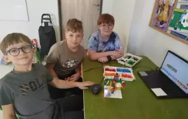 Uczniowie podczas zajęć robotyki