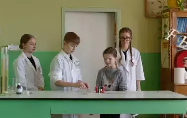 Uczniowie podczas eksperyment&oacute;w chemicznych