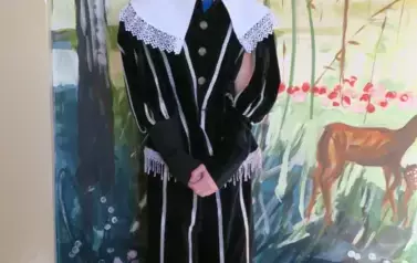 Uczeń w historycznym stroju