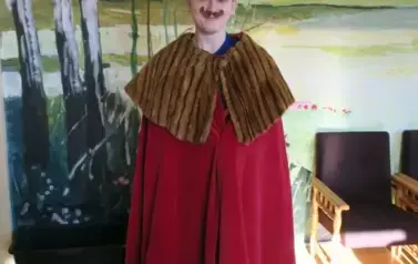 Uczeń w stroju kr&oacute;lewskim