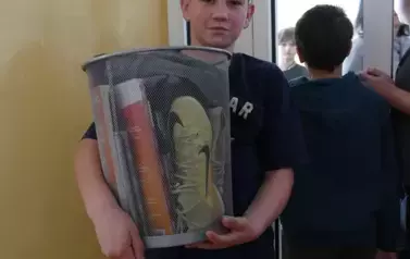 Uczeń z koszem na książki