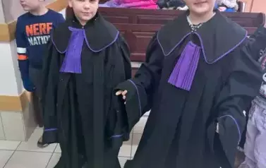 Uczniowie w stroju sędziego