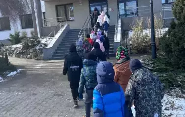 Uczniowie przed budynkiem sądu