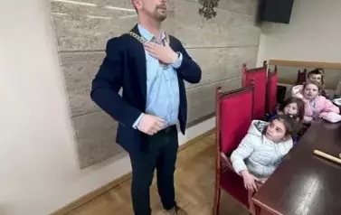 Pokaz właściwie zakładanego łańcucha sędziowskiego