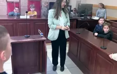 Pani sędzia w dyskusji z uczniami