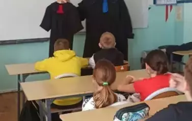 Pan mecenas prezentujący togę