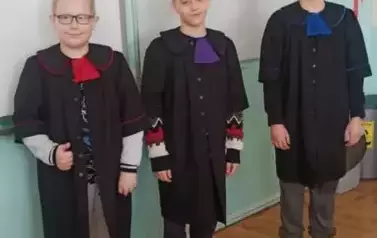 Uczniowie klasy 4 b w togach