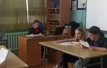 Uczniowie klasy 4 b podczas procesu
