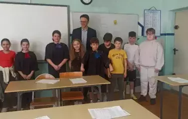Pan mecenas z uczniami z klasy 4 b