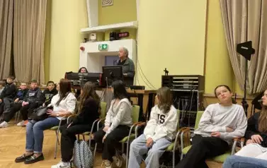 Pan przewodnik opowiada o historii Polskiego Radia