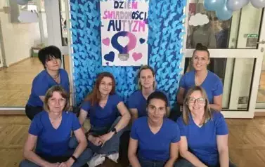 Grupa nauczycieli organizująca akcję w szkole
