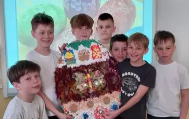 Siedmiu chłopc&oacute;w prezentuje swoją pracę