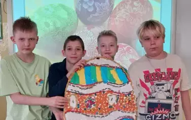 Czterej chłopcy prezentują swoją pracę