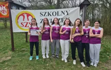 Drużyna starszych dziewcząt z pucharem i dyplomem
