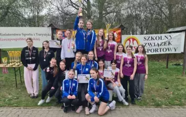 Drużyna starszych dziewcząt na podium