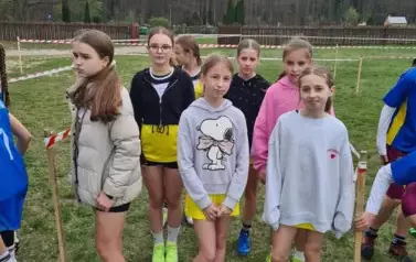 Dziewczęta z rocznika 2012-2013 przed startem