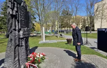 Uczestnicy uroczystości oddają hołd ofiarom zbrodni katyńskiej pod pomnikiem