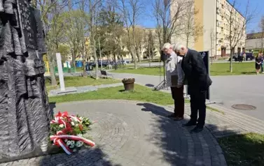 Delegacje składają kwiaty pod pomnikiem katyńskim