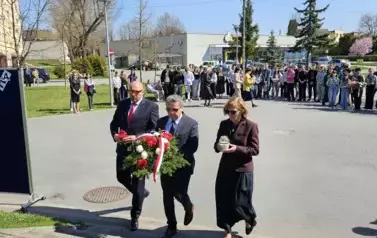 Delegacje składają kwiaty pod pomnikiem katyńskim