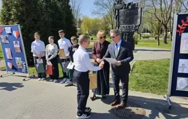 Burmistrz Miasta i Gminy Stasz&oacute;w dr Leszek Kopeć oraz zastępca burmistrza dr Ewa Kondek wręczają nagrody zwycięzcom konkursu