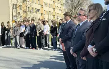 Przedstawiciele władz samorządowych, dyrektorzy szk&oacute;ł, młodzież, mieszkańcy Staszowa podczas uroczystości rocznicowych