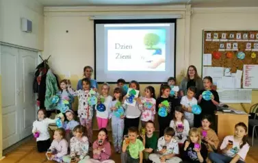 Uczniowie i nauczyciele świetlicy z gotowymi pracami