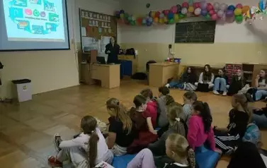 Uczniowie klas starszych podczas zajęć o recyklingu firmy BIOSELEKT