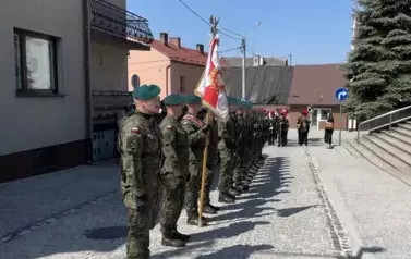 Poczet sztandarowy z Ośrodka Szkolenia Poligonowego Wojsk Lądowych Dęba