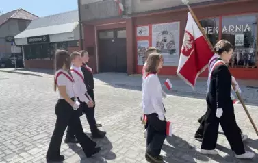 Uczniowie PSP nr 2 w Staszowie podczas przemarszu z parku im. Adama Bienia do kościoła pw św. Ducha w Staszowie