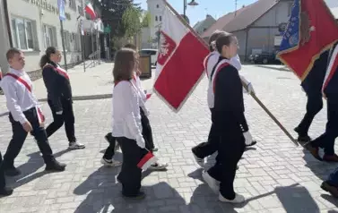Młodzież w kolumnie poczt&oacute;w sztandarowych