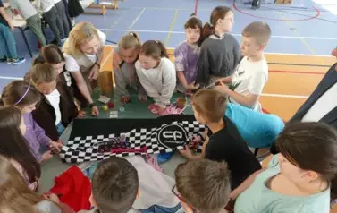 Uczniowie wykonują eko-medaliony