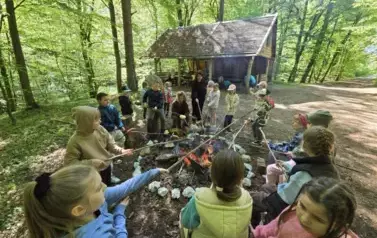 Pieczenie kiełbasek przez uczni&oacute;w klasy 2 b