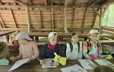 Uczniowie klasy 2 b rozwiązują zadania przyrodnicze