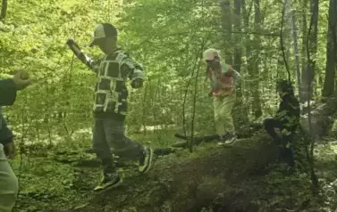Pokonywanie leśnych przeszk&oacute;d przez uczni&oacute;w klasy 2 b