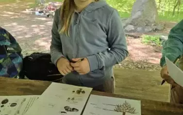 Uczniowie klasy 2 b rozwiązują zadania przyrodnicze