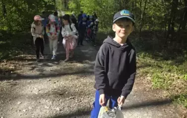 Bartek podczas sprzątania lasu
