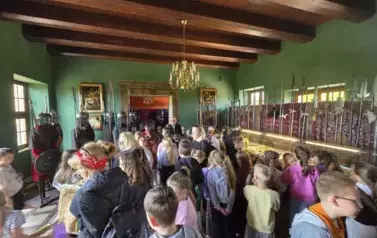 Uczniowie klas 2 b i 3 a zwiedzają Dw&oacute;r Starost&oacute;w Chęcińskich