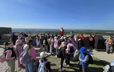 Uczniowie klas 2 b i 3 a słuchają opowieści o historii zamku w Chęcinach