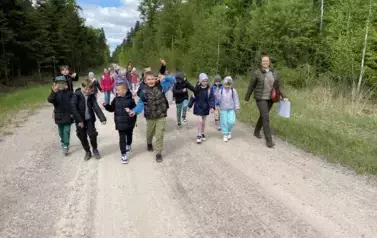 Spacer uczni&oacute;w klasy 1 a leśnymi dr&oacute;żkami