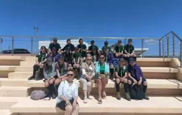Uczestniczki kursu z drużyną skaut&oacute;w z cypryjskiej organizacji Cyprus Scouts Association