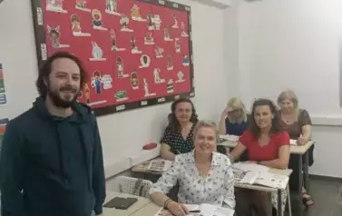 Uczestniczki &bdquo;General English Intensive&rdquo; z prowadzącym szkolenie
